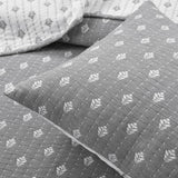 Full/Queen Size 3-Piece Reversible Cotton Yarn Woven Quilt Set in Grey and White