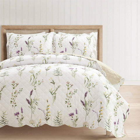 Full/Queen Scallop Edge Floral Lightweight 3 Piece Quilt Set