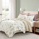 Full/Queen Scallop Edge Floral Lightweight 3 Piece Quilt Set